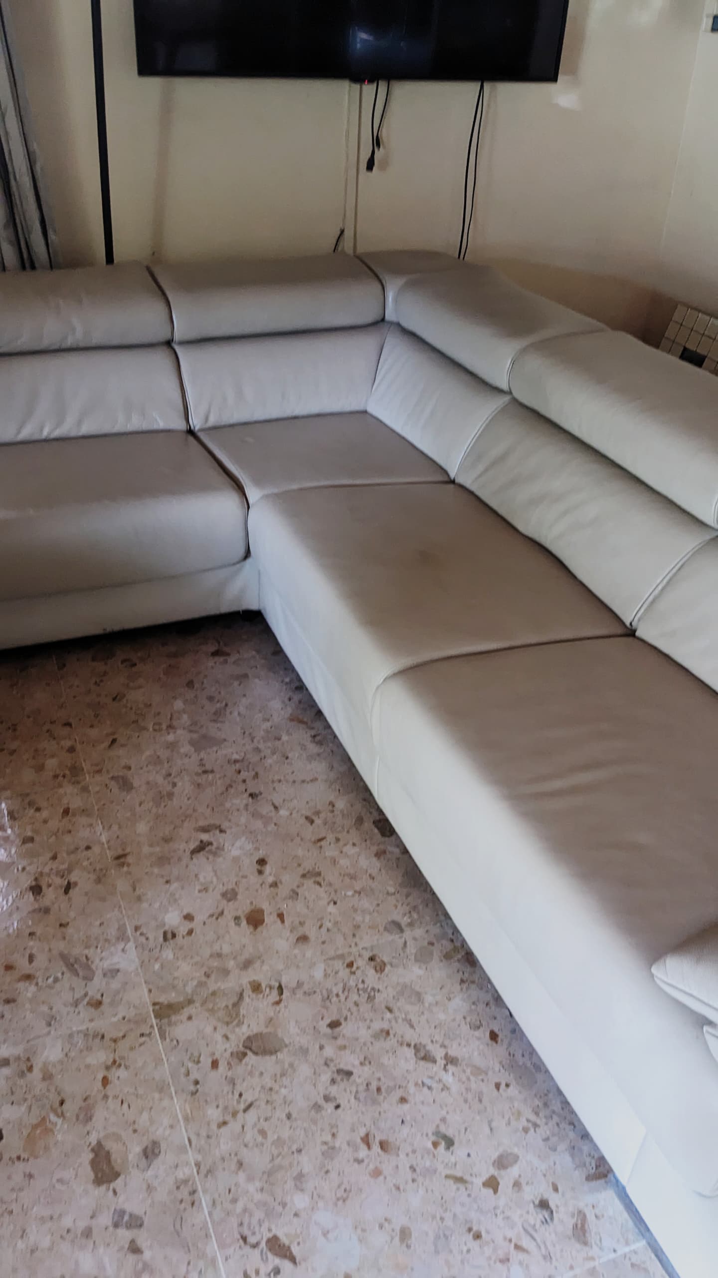 Canapé d'angle cuir beige propre après nettoyage